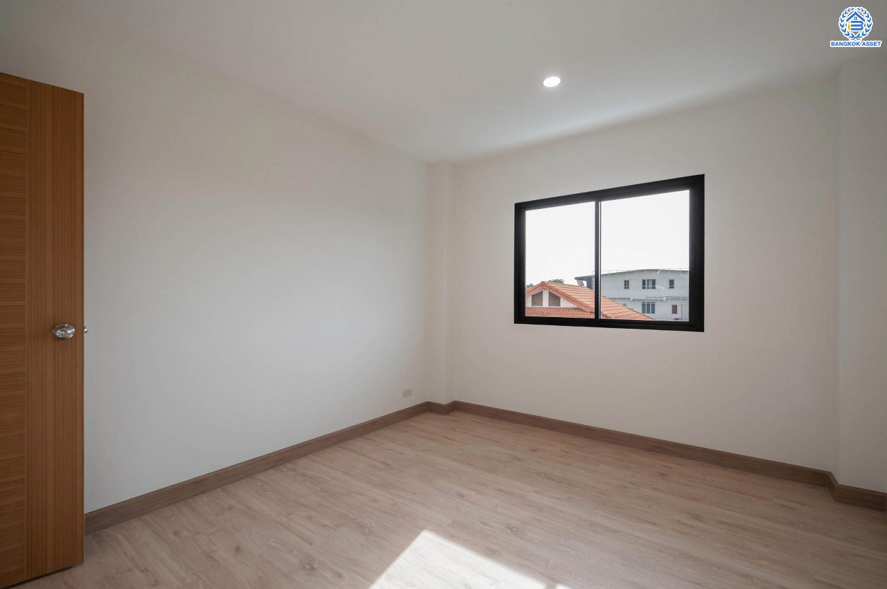 บ้านมือสองตกแต่งใหม่ โครงการ มณธานี บางแค บ้านเดี่ยว 3 ชั้นหลังมุม ดีไซน์หรูหรา เนื้อที่กว้าง 65.6 ตร.ว. พื้นที่ใช้สอย 240 ตร.ม. ฟังก์ชัน 5 ห้องนอน 4 ห้องน้ำ 2 ที่จอดรถ ฟังก์ชันครบตอบทุกไลฟ์สไตล์ บนทำเลศักยภาพ เชื่อมต่อถนนกาญจนาภิเษก ใกล้เดอะมอลล์บางแค ใกล้รถไฟฟ้าสายสีน้ำเงิน "สถานีหลักสอง" และจุดขึ้นทางด่วน "กาญจนาภิเษก"